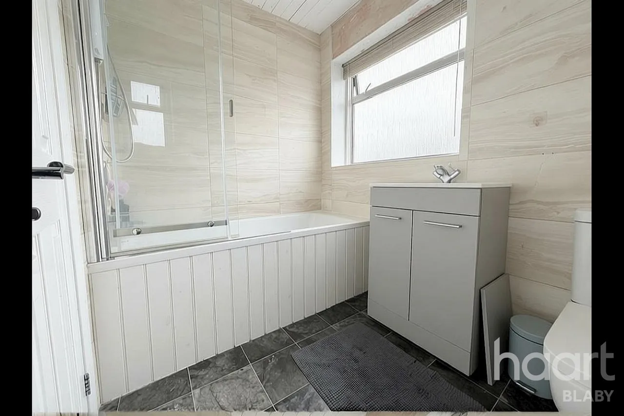 Gwendoline Drive, Leicester, LE8, photo 10