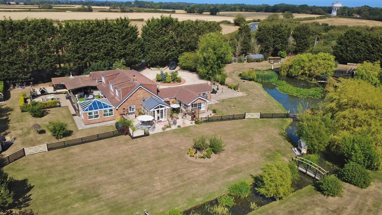 4 bed house for sale — Hull Road, Great Hatfield (Seaton)