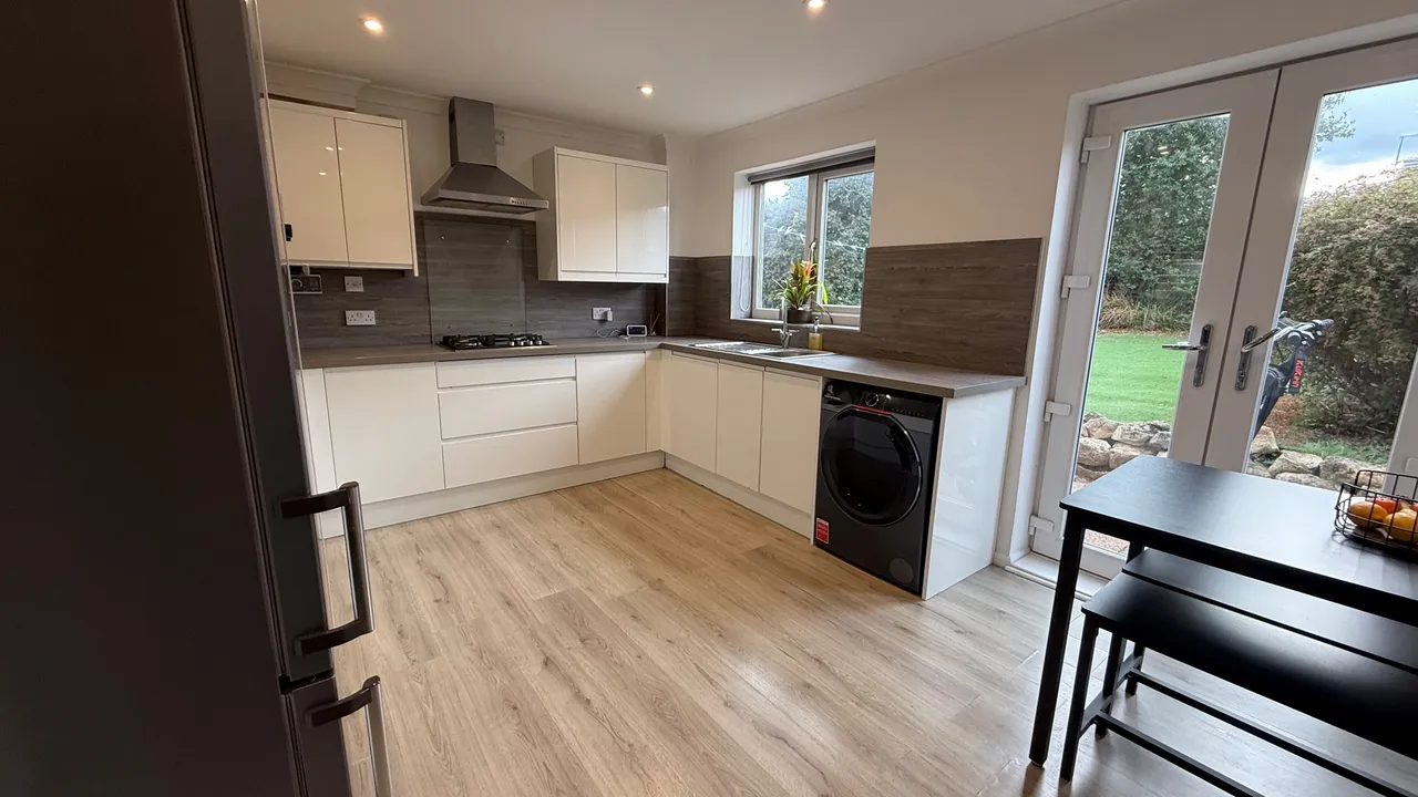 Amorys Holt Road, Maltby, S66, photo 3