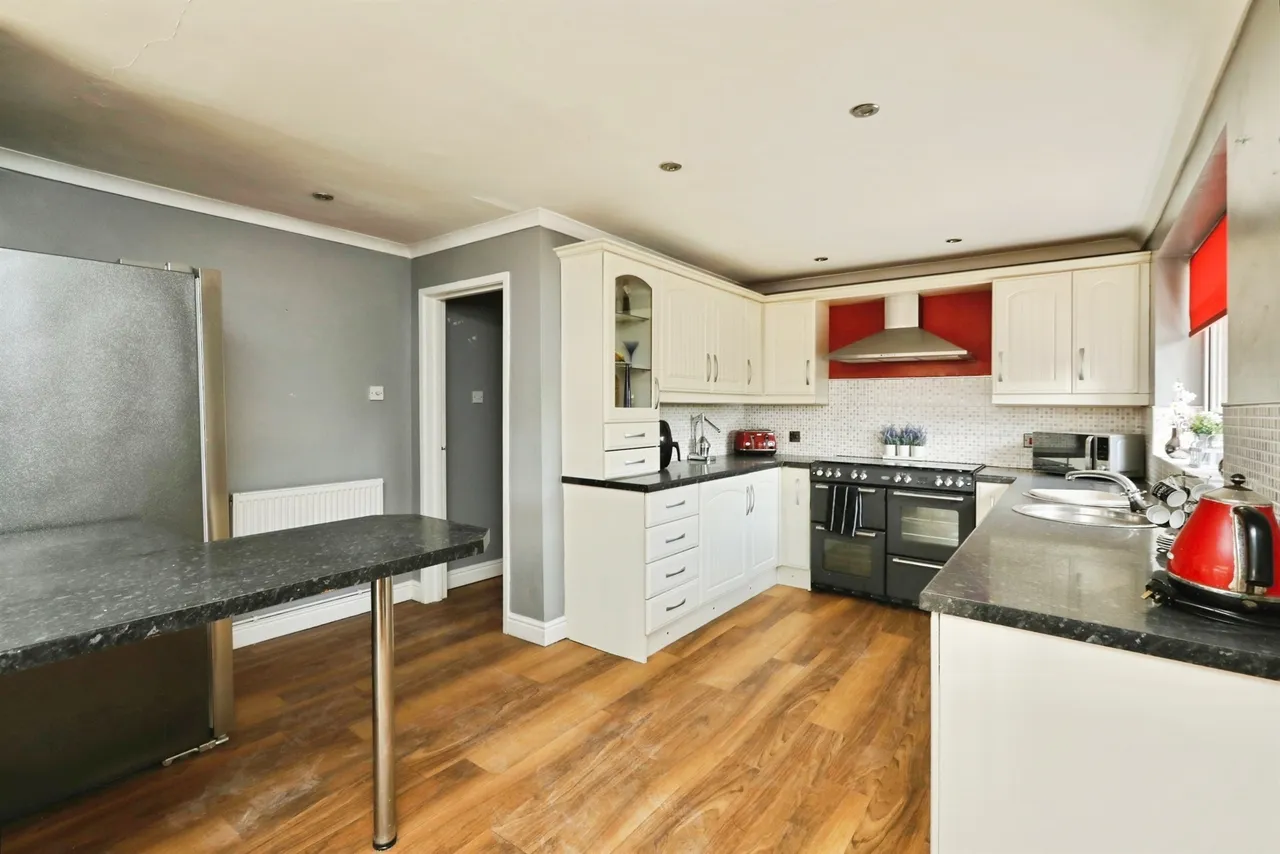 Broadwater Drive, Dunscroft, DN7, photo 10