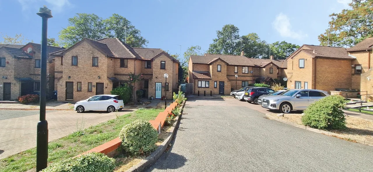2 bed house to rent, Westview Close, Hanwell, W7