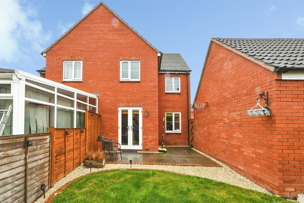 Honeysuckle Close, Calne, SN11, photo 17