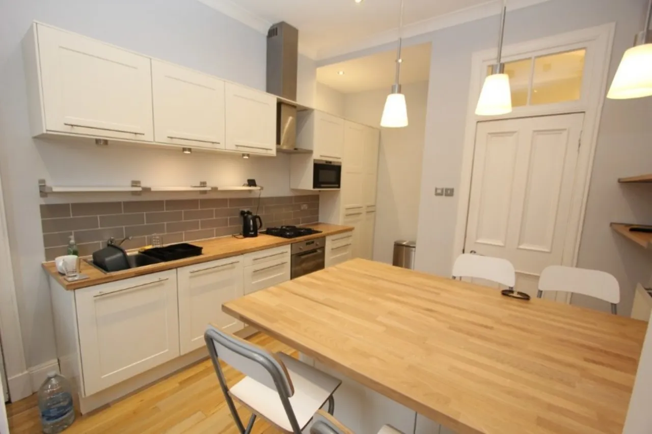 SHAWLANDS- STRATHYRE STREET-G41 3LW- FURNISHED, photo 9
