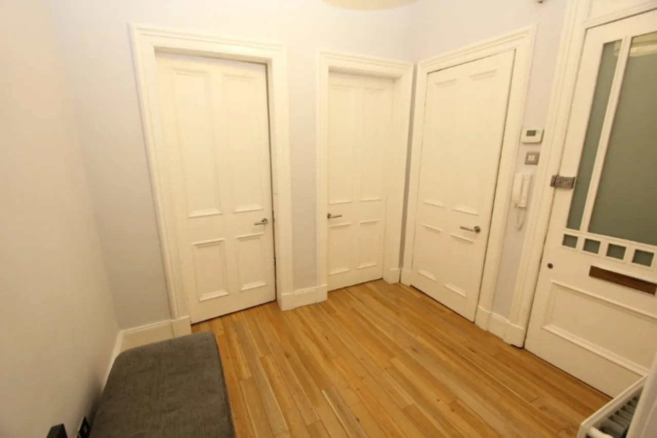 SHAWLANDS- STRATHYRE STREET-G41 3LW- FURNISHED, photo 3