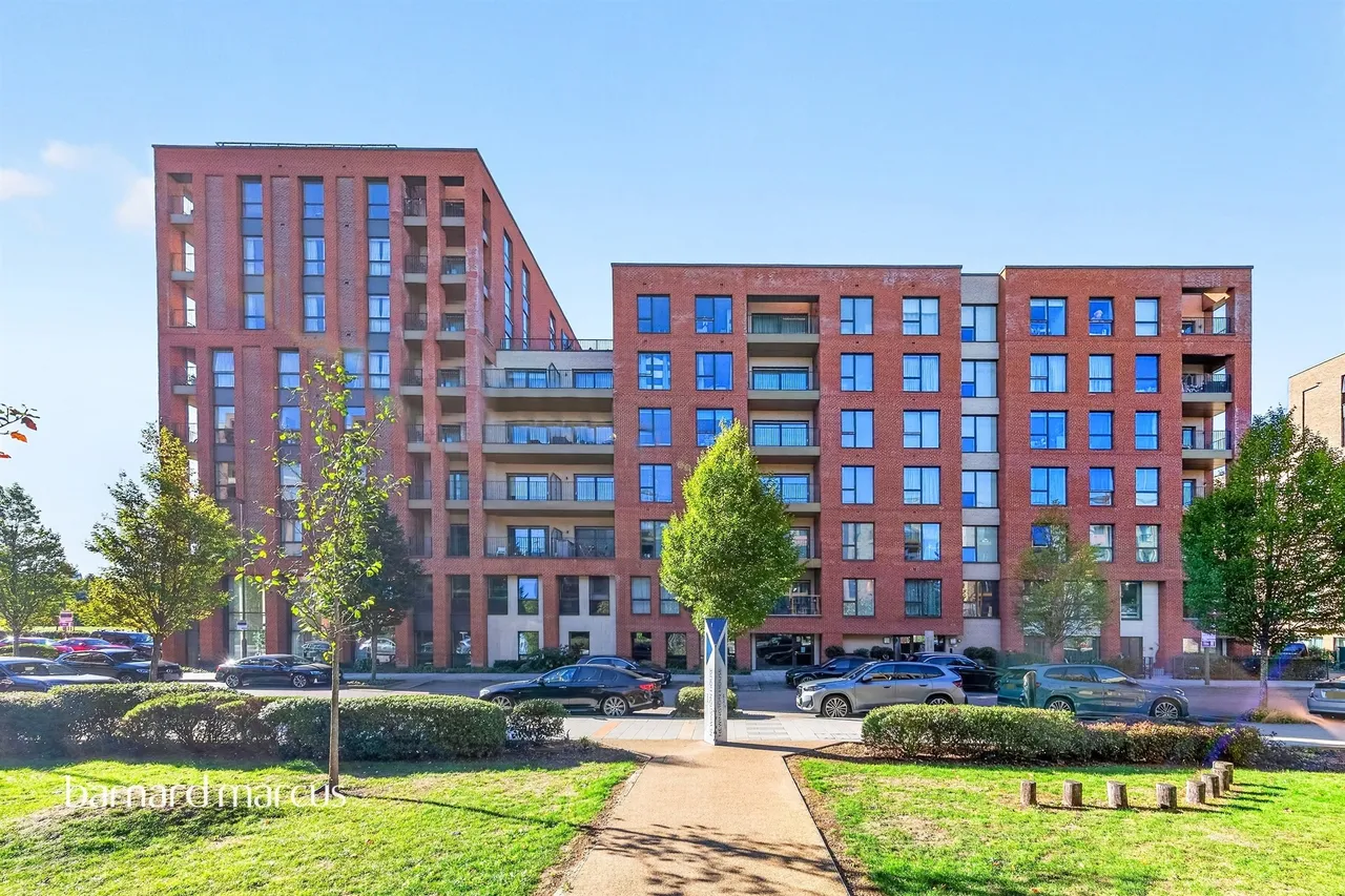 3 bed flat for sale, Lismore Boulevard, London, NW9