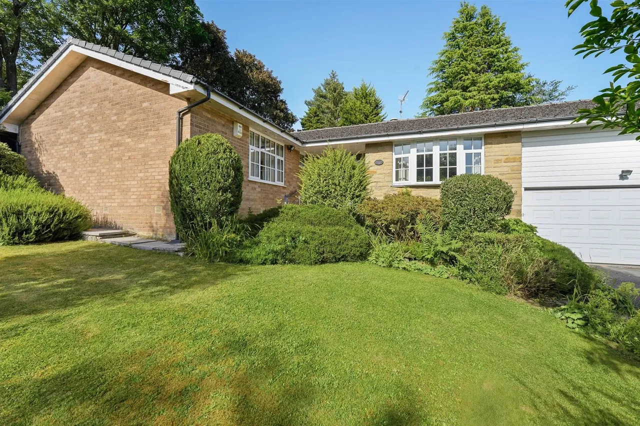 3 bed house for sale — Pinehurst, Prestbury, Macclesfield
