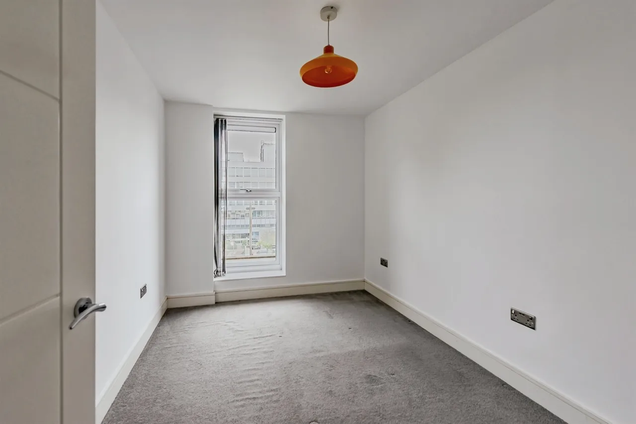 Russell Way, Crawley, photo 7