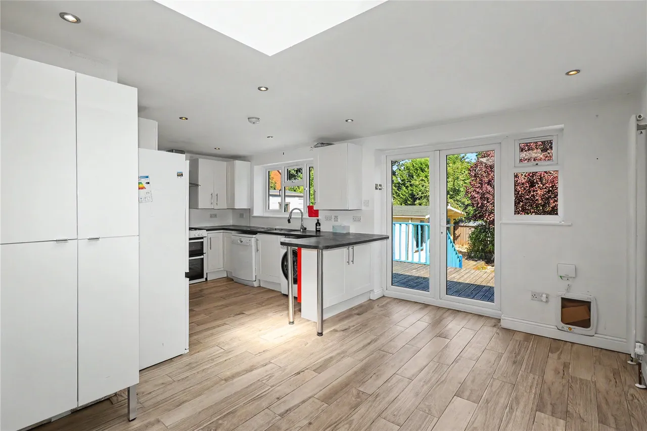 Robin Hood Road, St. Johns, GU21, photo 3