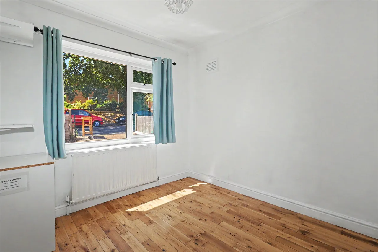 Robin Hood Road, St. Johns, GU21, photo 6