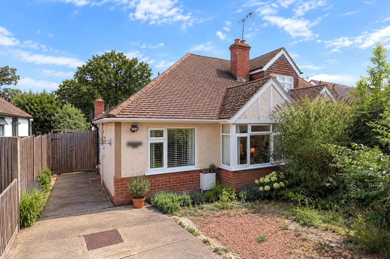 3 bed house for sale, Robin Hood Road, St. Johns, GU21