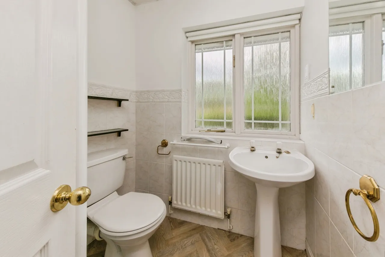 Bishopton Drive, MACCLESFIELD, Cheshire, SK11, photo 9