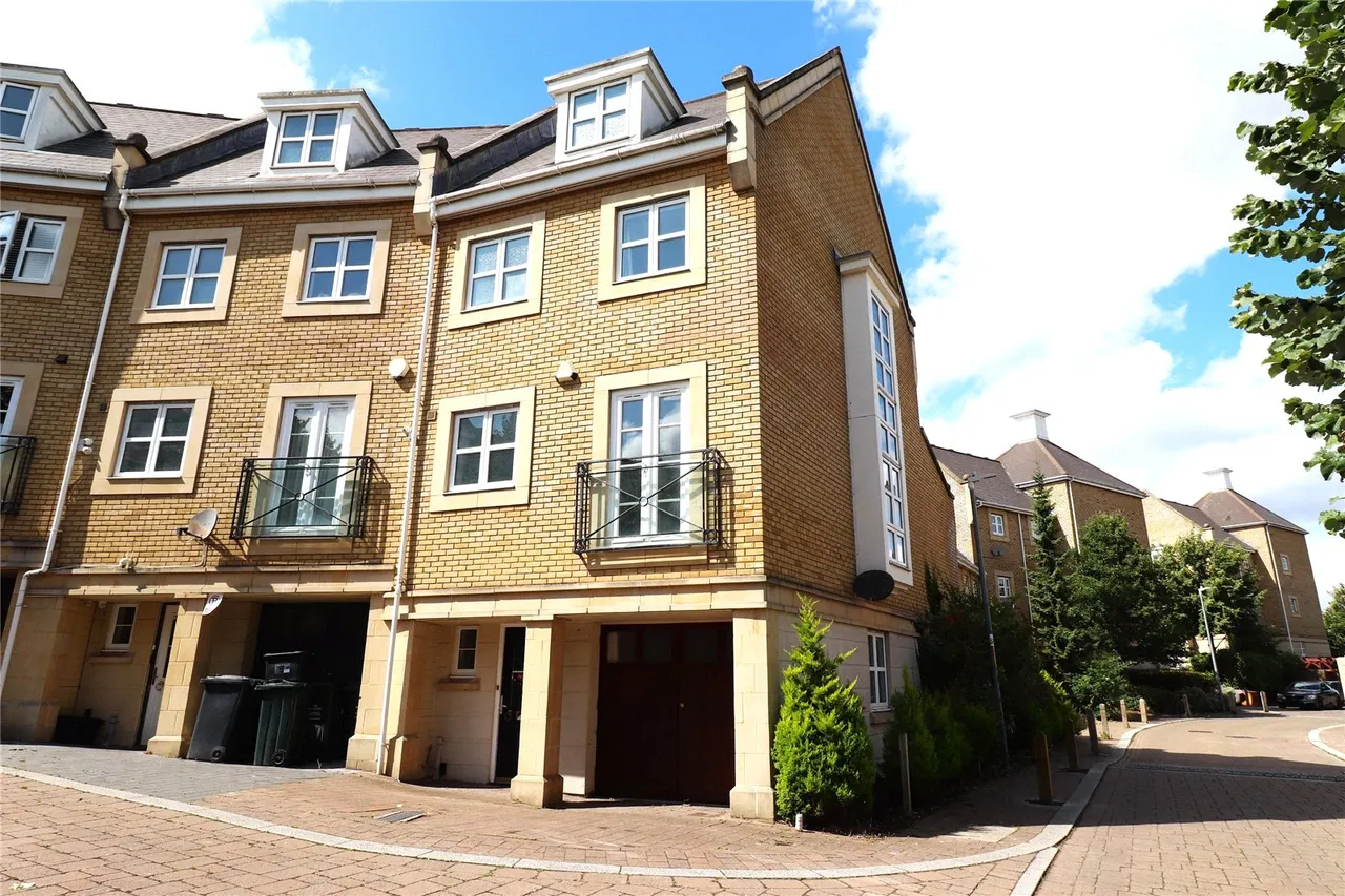 4 bed house for sale — Kingfisher Drive, Waterstone Park, DA9