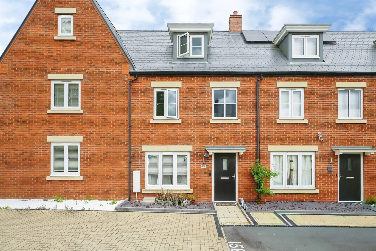 3 bed house for sale — Camp Road, Upper Heyford, Bicester