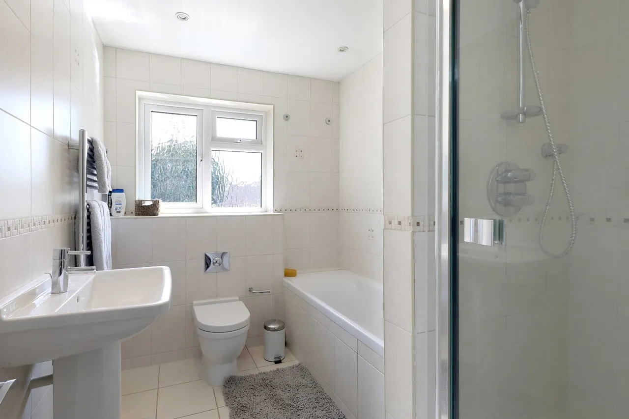 Bybend Close, Farnham Royal, SL2, photo 18