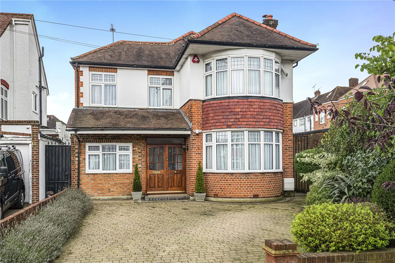 3 bed house for sale — Leys Gardens, Cockfosters, EN4 9NA