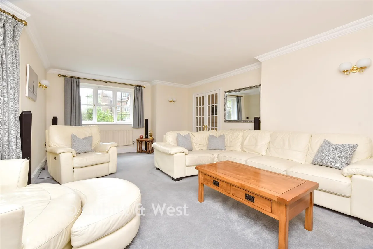 Reigate Road, Leatherhead, KT22, photo 3