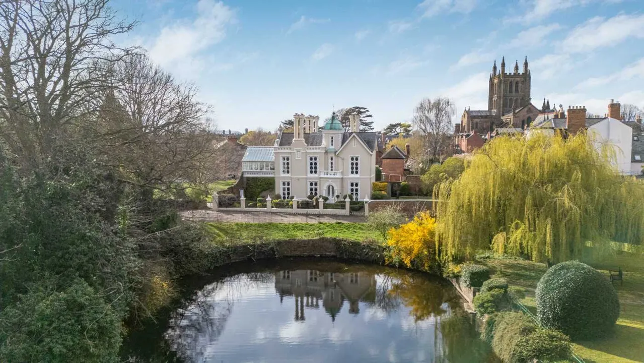 6 bed house for sale — The Fosse, Castle Street, Hereford
