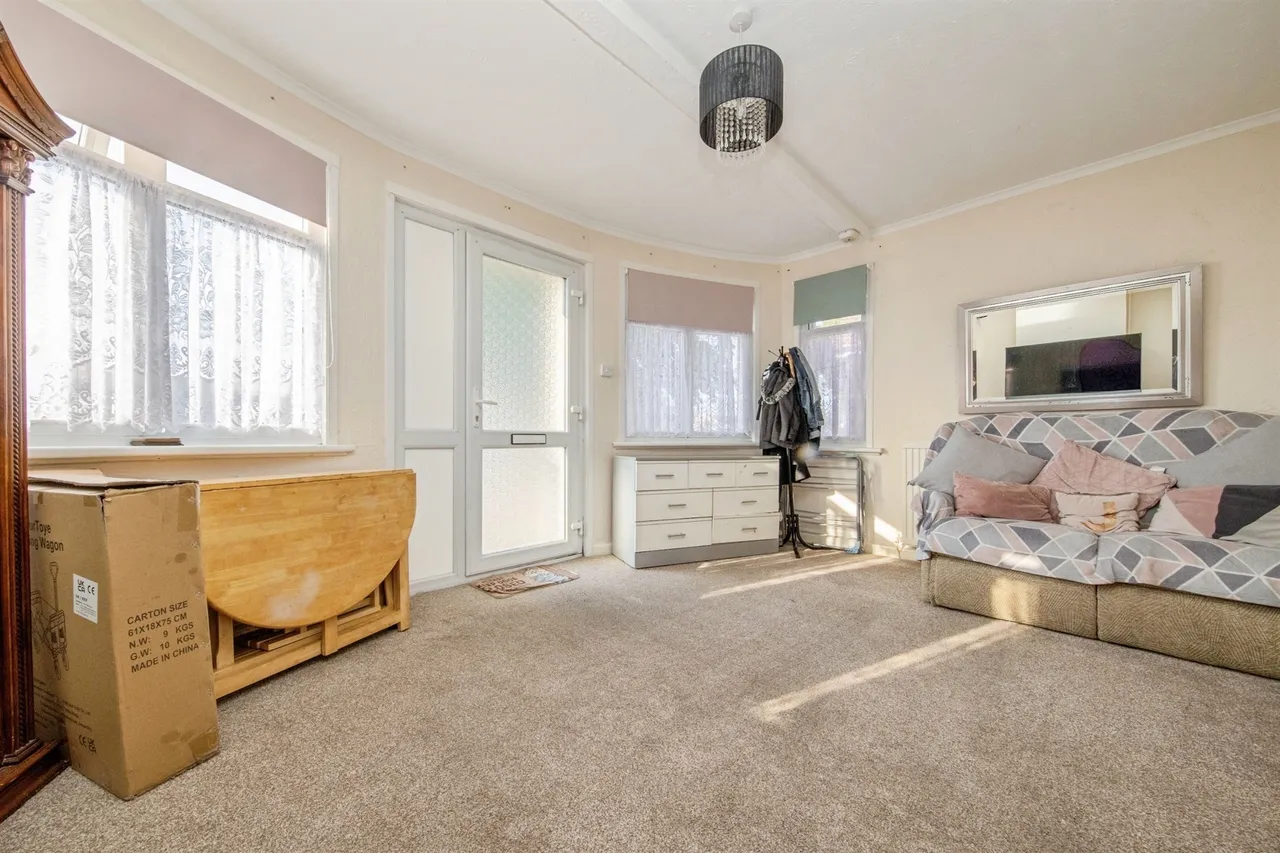 Crossways, Jaywick, Clacton-On-Sea, photo 3