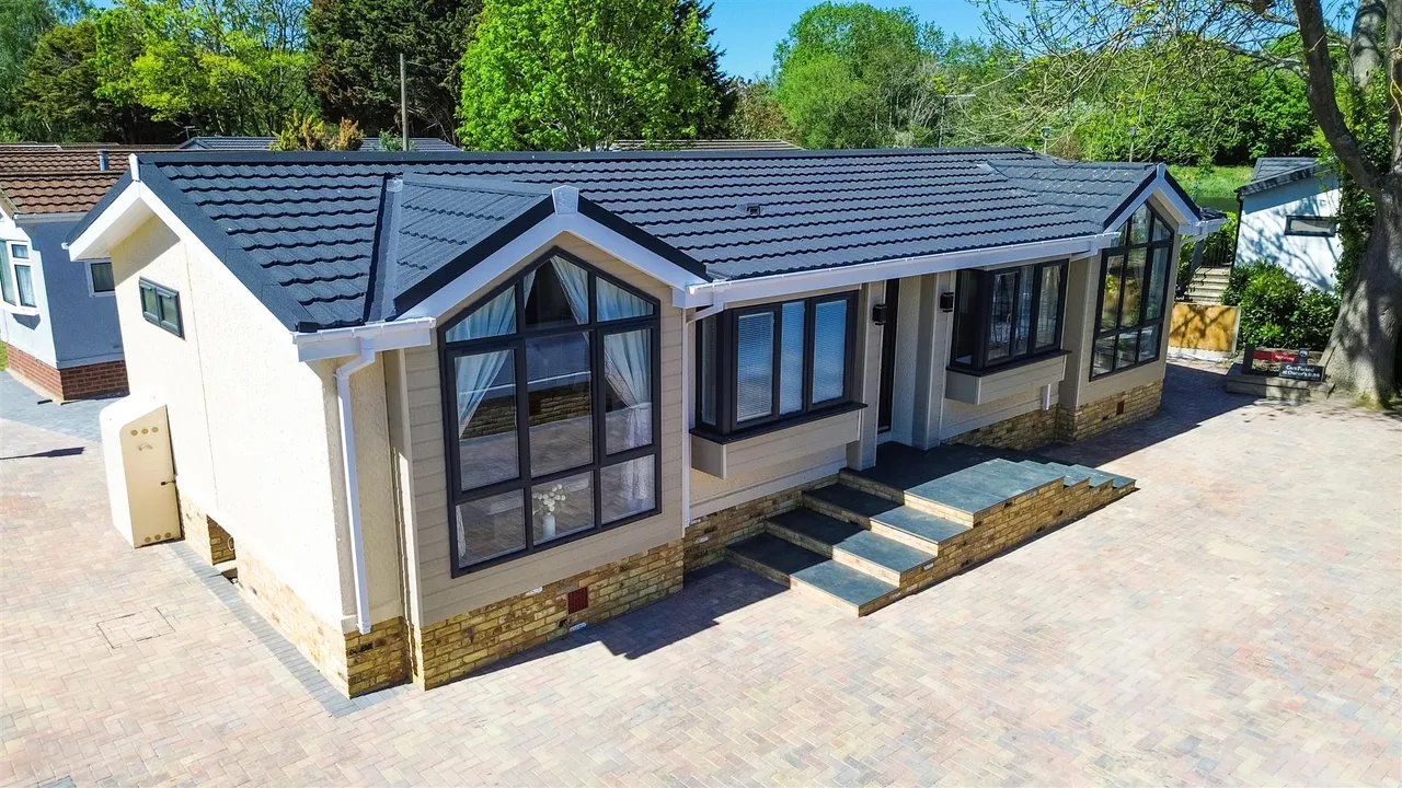 2 bed property for sale, Willows Riverside Park, Windsor, SL4