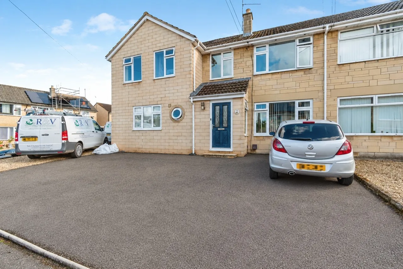 5 bed house for sale — Westbrook Close, Chippenham
