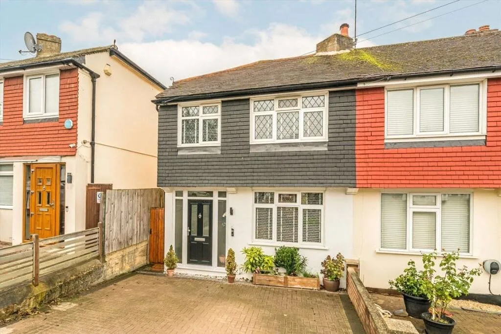 3 bed house to rent — Hazelbank, Surbiton, KT5
