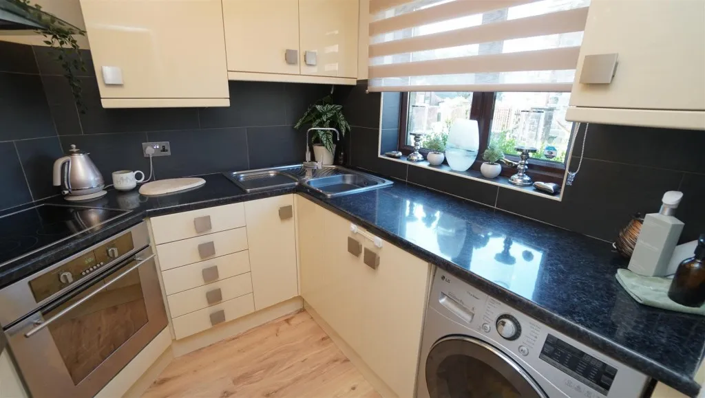 Weavers Croft, Thackley, photo 8