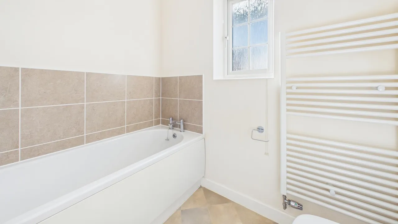 Huntingdon Place, Bourne, photo 18