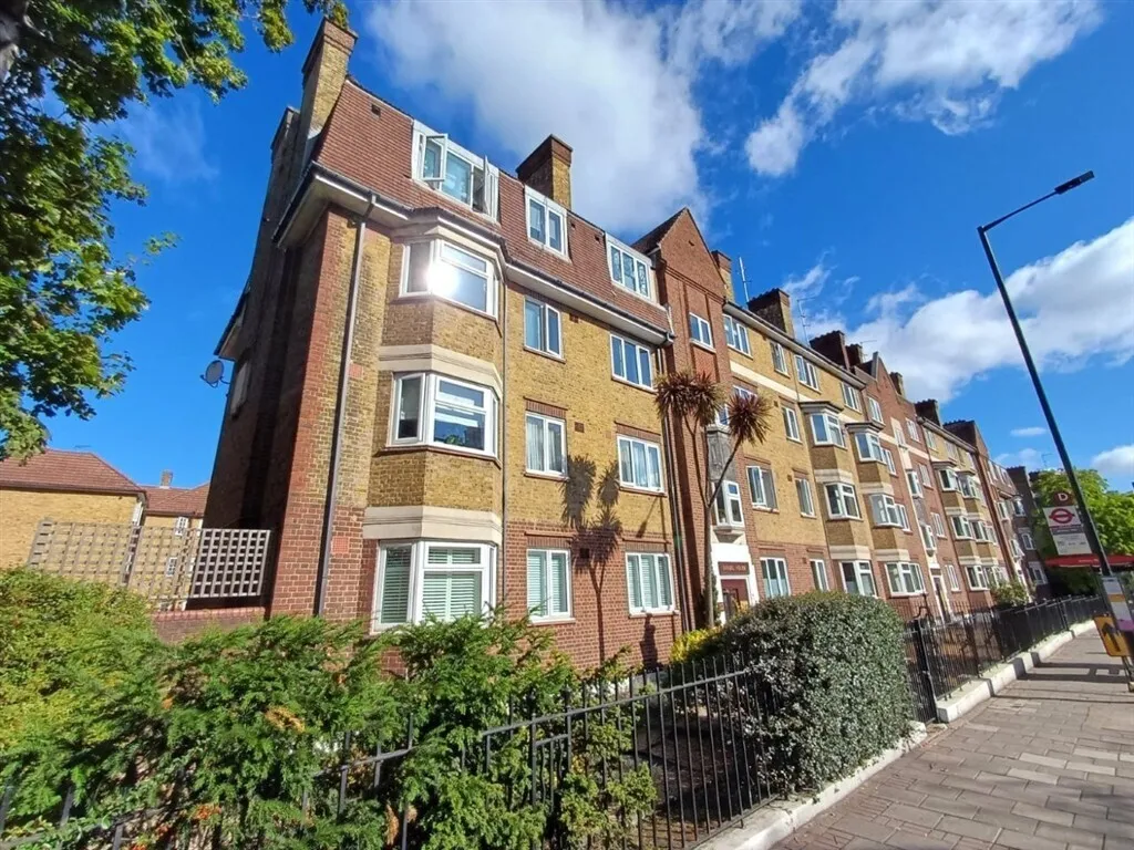 3 bed flat for sale — Armoury Way, LONDON