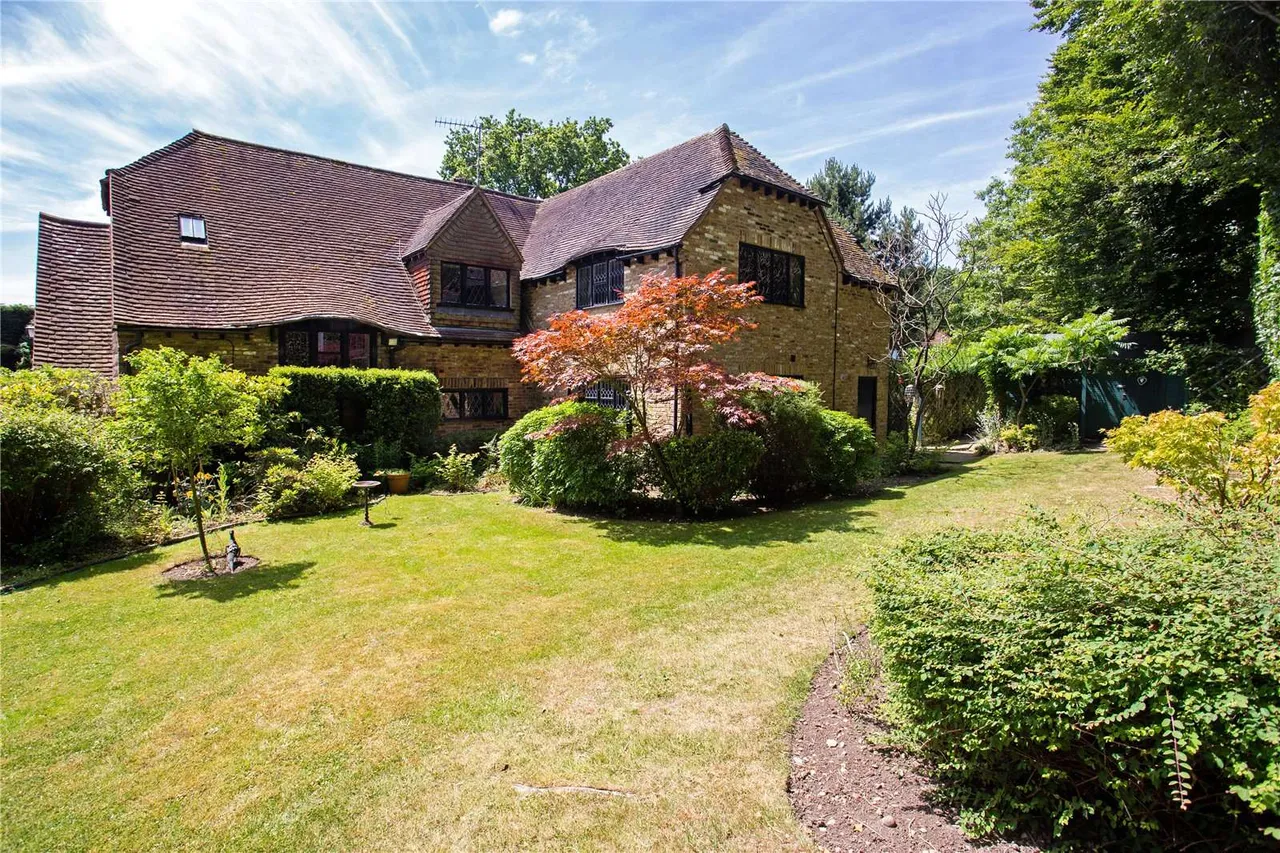 Christmas Lane, Farnham Common, Buckinghamshire, SL2 3JE, photo 11
