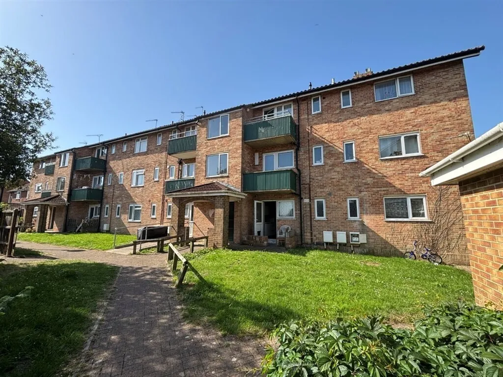2 bed flat for sale — Western Avenue (GFF, Parking Space Store), BOURNEMOUTH