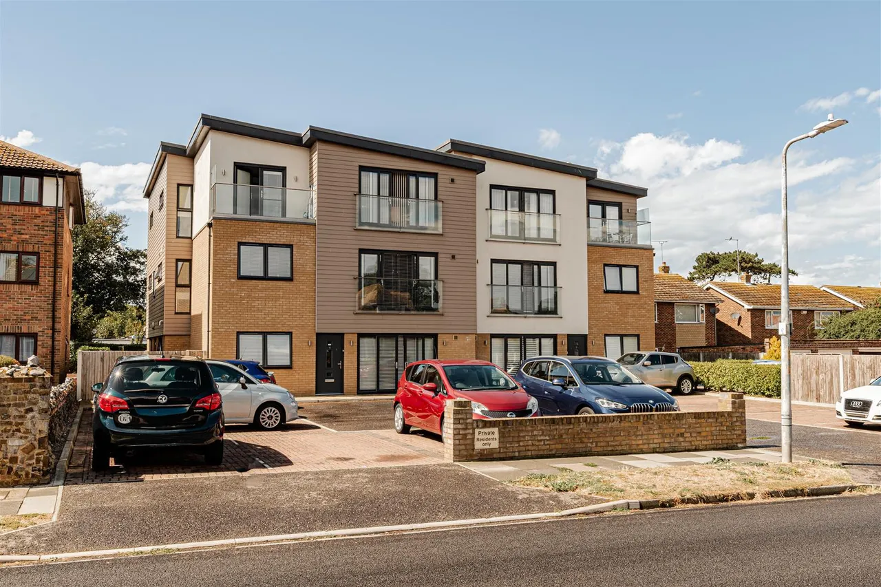 2 bed flat for sale — Beach Avenue, Birchington, Kent, CT7 9JS