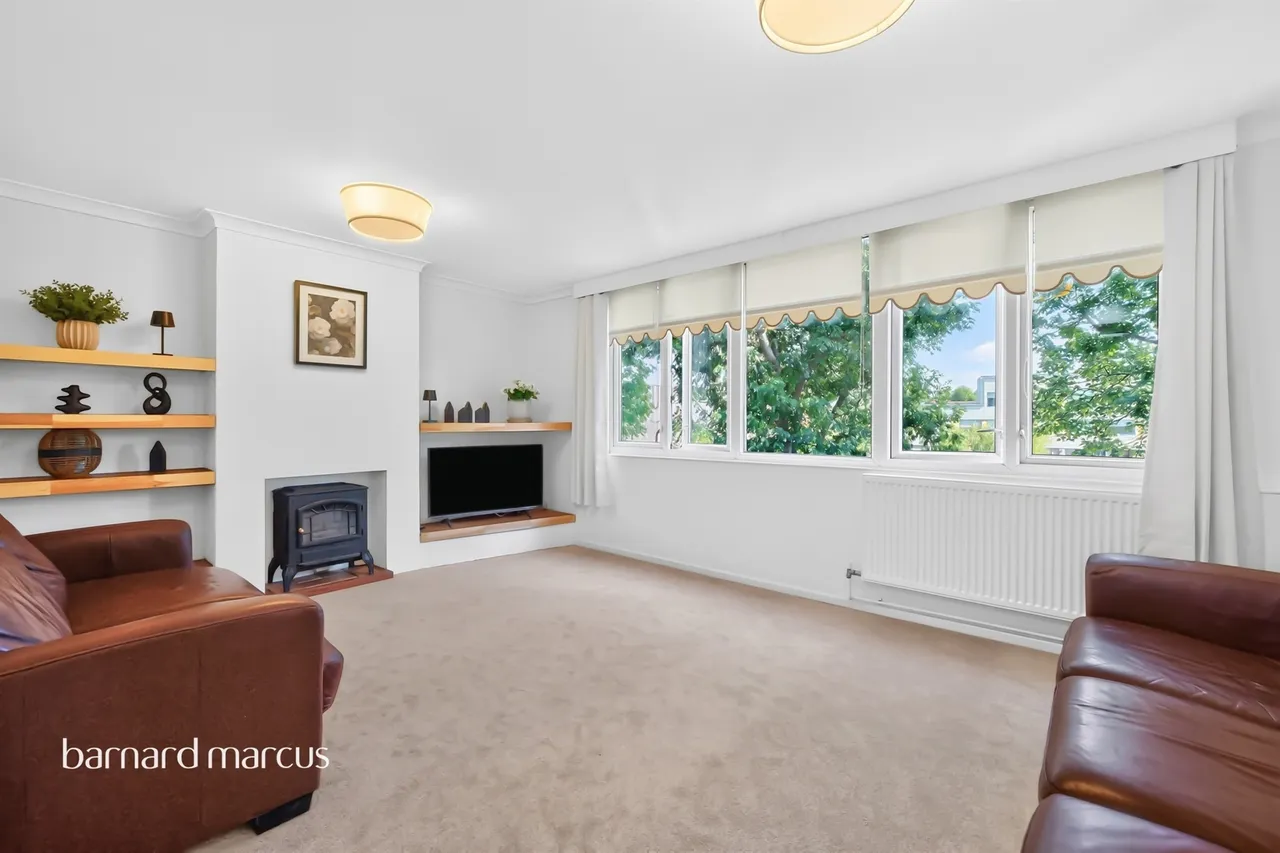 3 bed flat for sale — Laxley Close, London