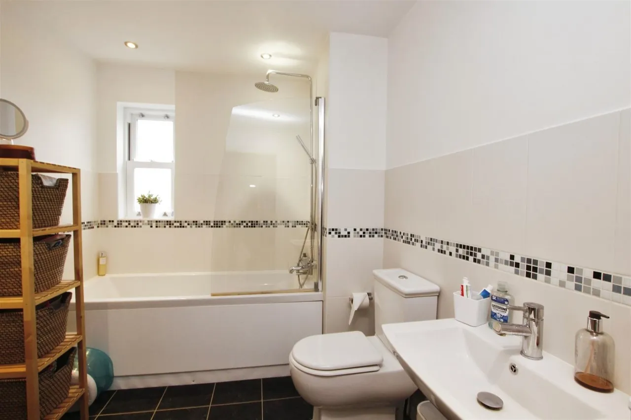 Winslow Road, Aylesbury, HP22, photo 7