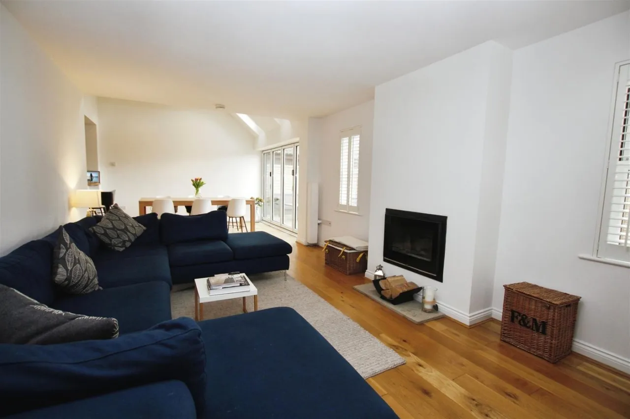 Winslow Road, Aylesbury, HP22, photo 2