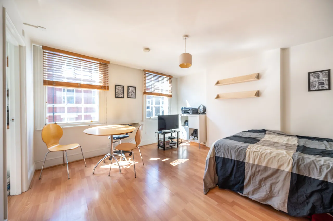Flat 2, 102 Cleveland Street, London, photo 2