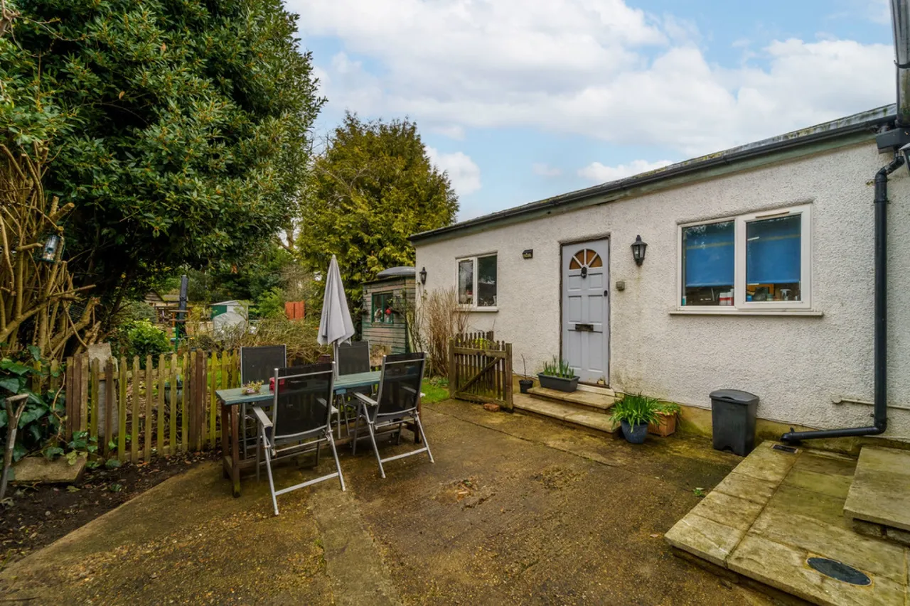 Feltham Hill Road, Ashford, photo 5