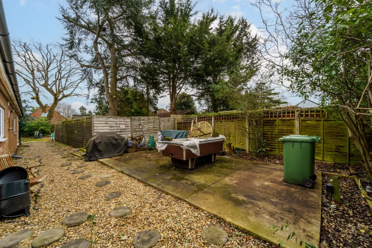Feltham Hill Road, Ashford, photo 4