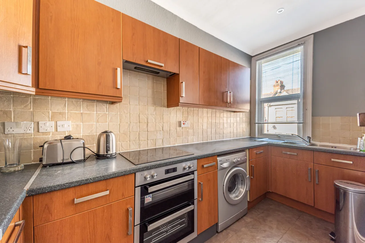 Top Floor Flat, 40 Oaklands Road, London, photo 2