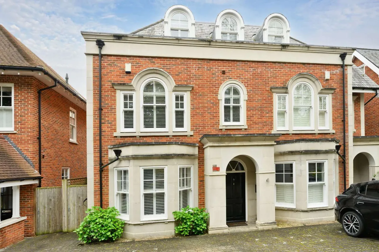 4 bed house to rent — Oatlands Chase, Weybridge, Surrey, KT13 9RS