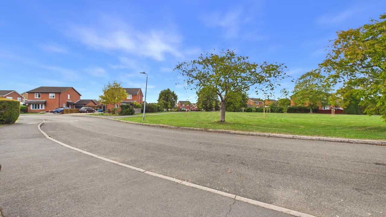 Viking Close, Bourne, PE10, photo 18