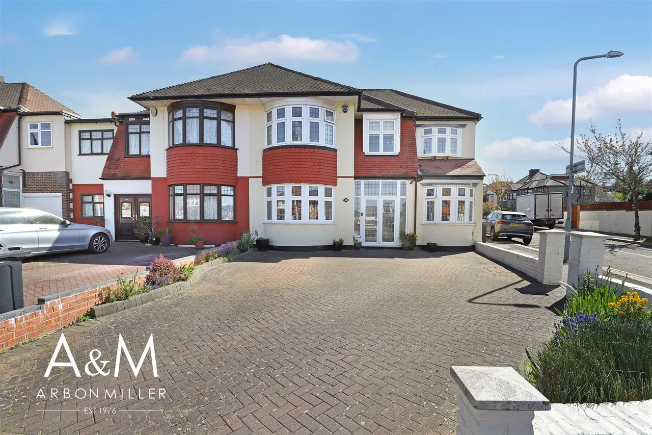 6 bed property for sale — Marlands Road, Clayhall, Essex, Ilford, IG50JJ