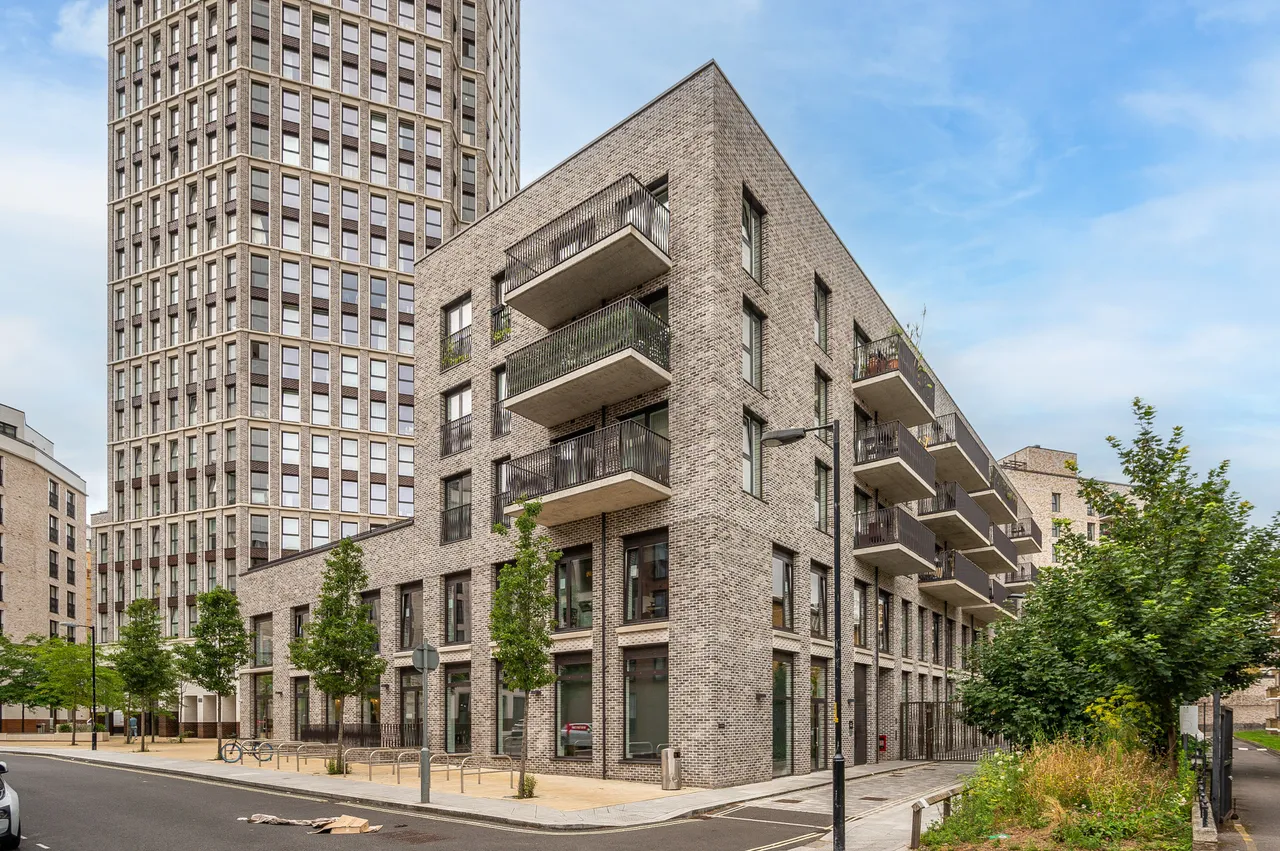 3 bed flat to rent — 13 Elliston Apartments, 9 Glade Path, London
