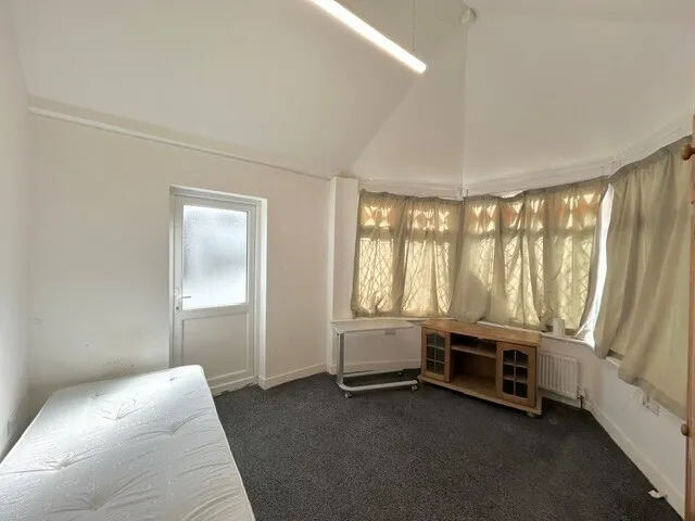 Romford Road, Chigwell, IG7, photo 9