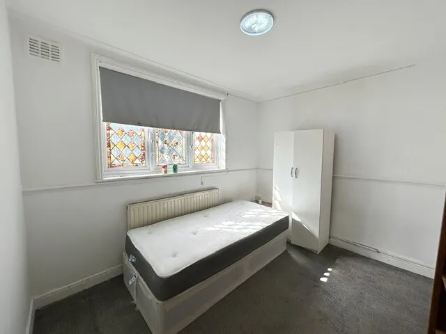 Romford Road, Chigwell, IG7, photo 4