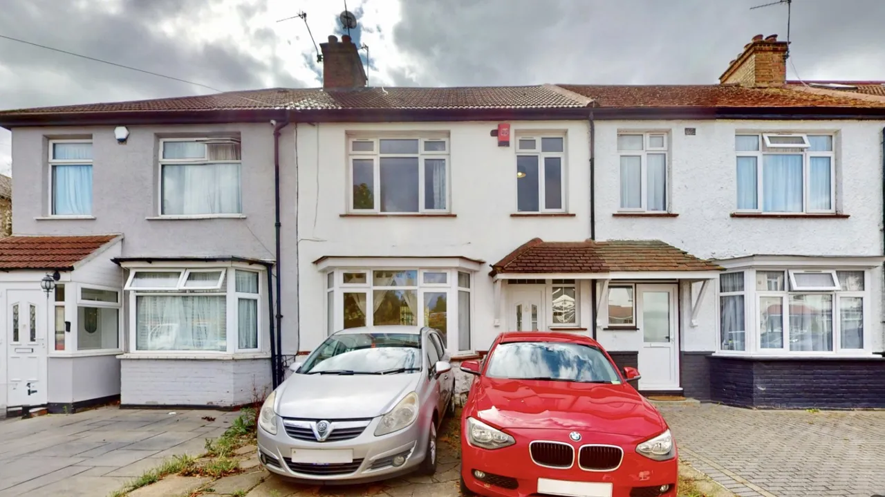 Kings Avenue, Greenford, UB6, photo 3