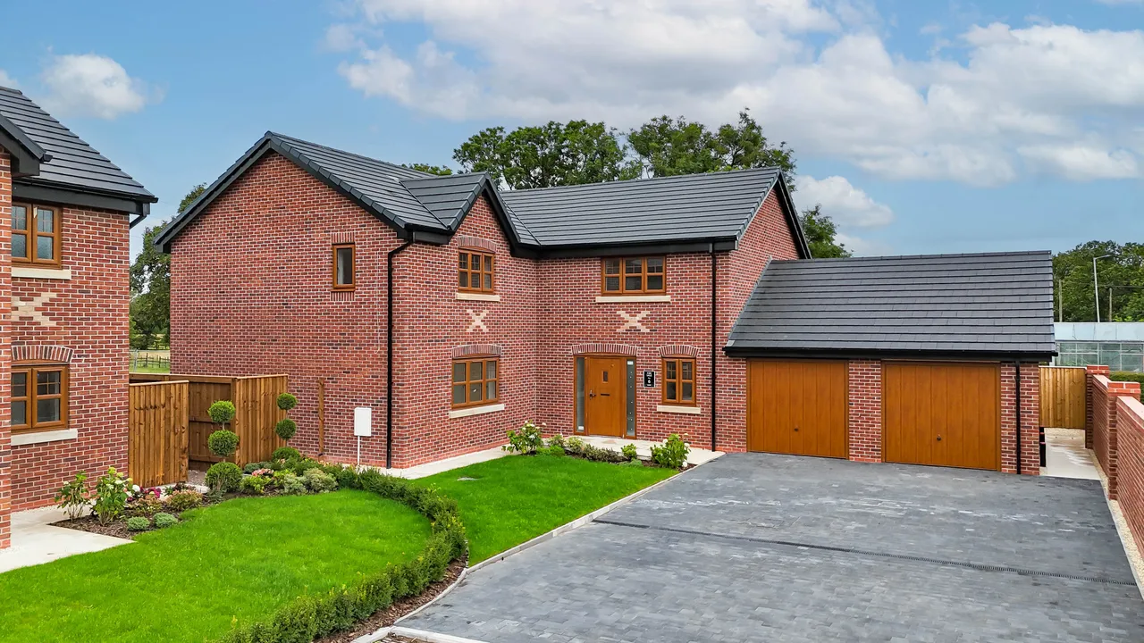 5 bed house for sale, Preston Road, Charnock Richard