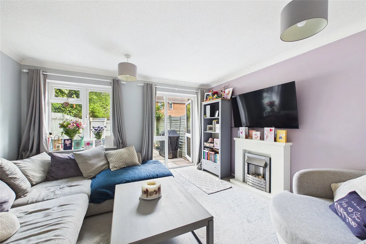 Arthur Close, Bagshot, GU19, photo 3