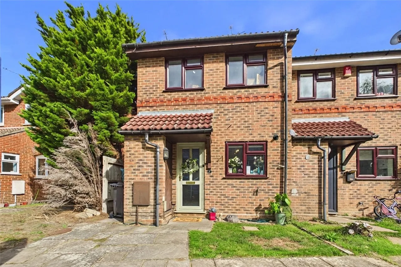 2 bed house for sale, Arthur Close, Bagshot, GU19