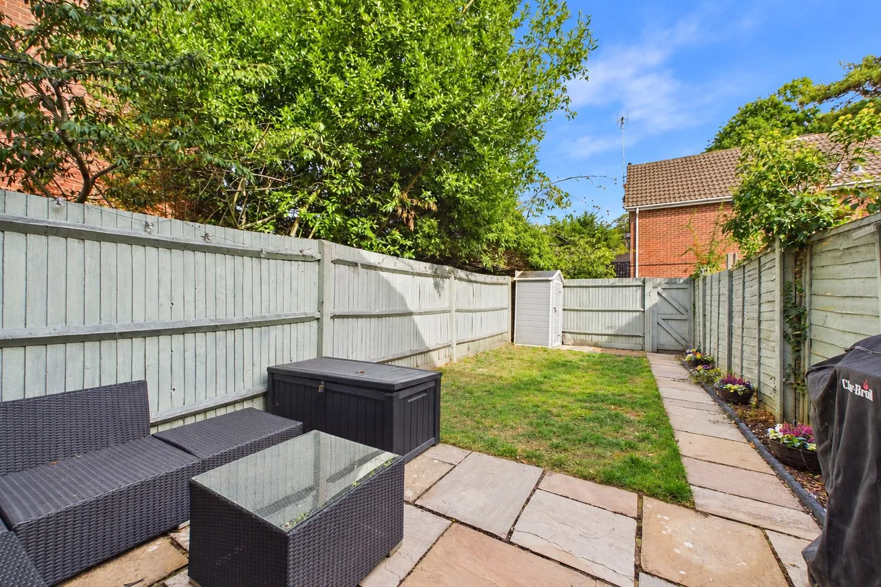Arthur Close, Bagshot, GU19, photo 9