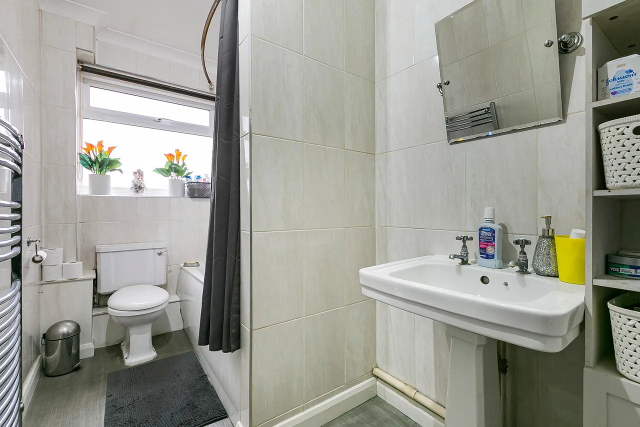 Wendover Road, Staines-upon-Thames, TW18, photo 9